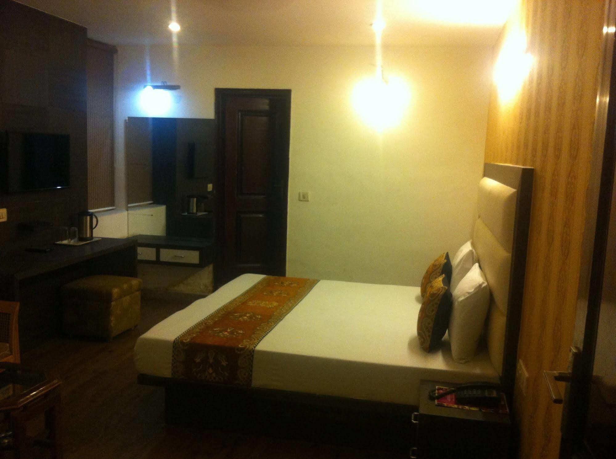 Hotel Karat 87 Inn New Delhi Extérieur photo