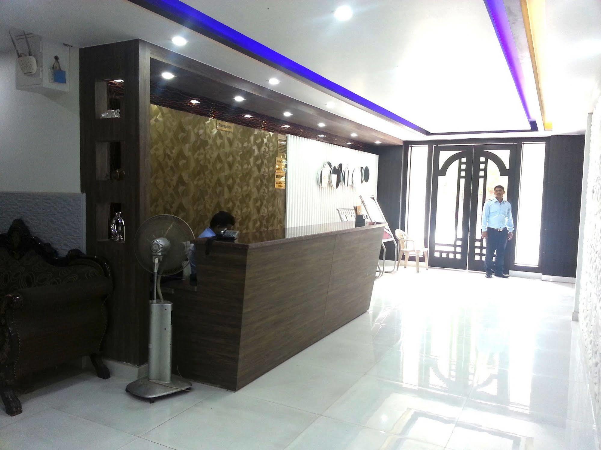 Hotel Karat 87 Inn New Delhi Extérieur photo