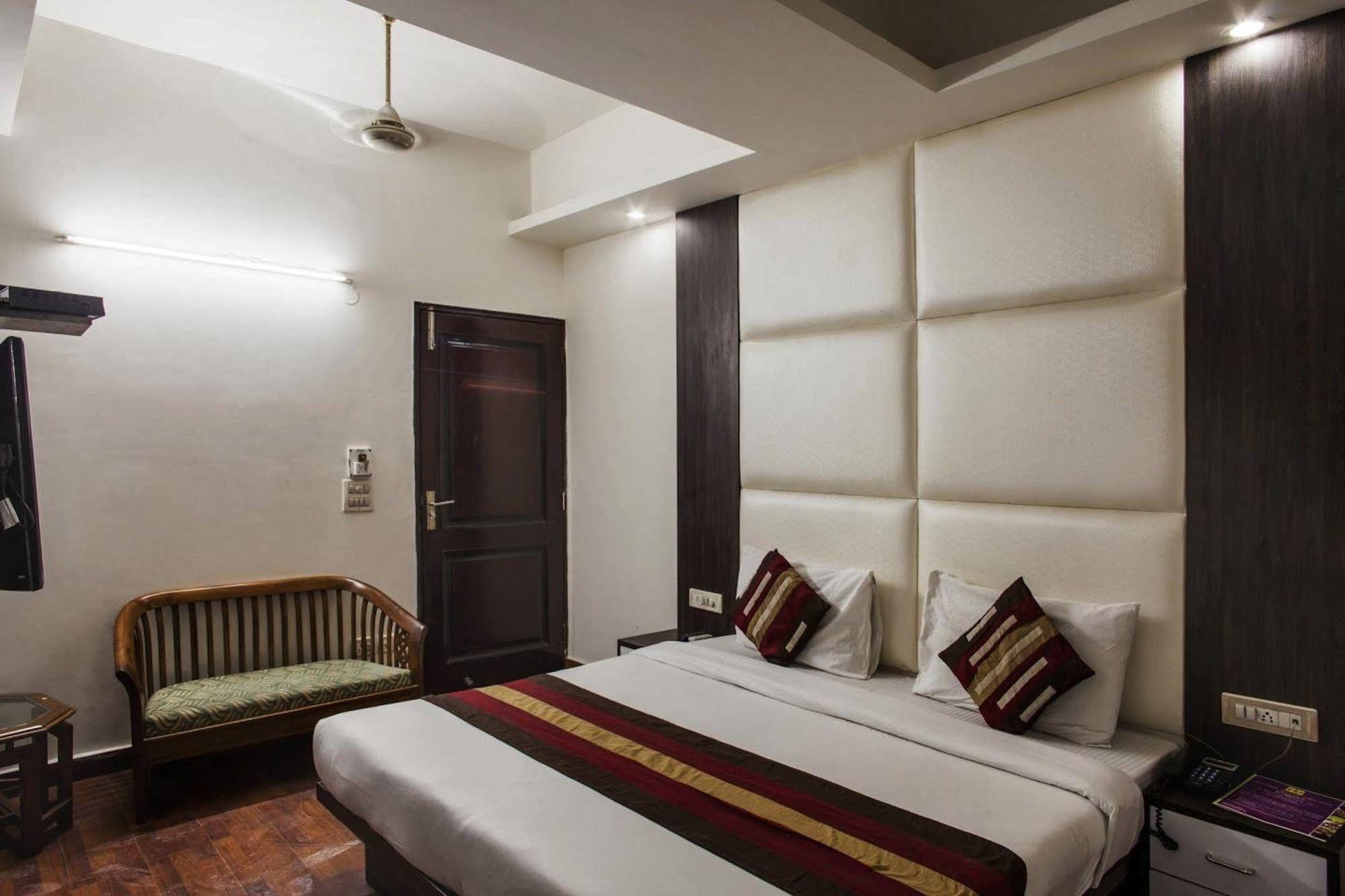 Hotel Karat 87 Inn New Delhi Extérieur photo